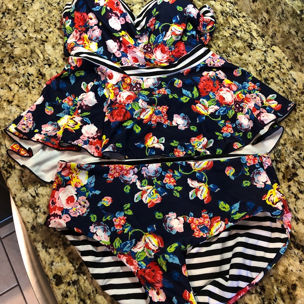 NWT XL Tankini with high rise reversible bottoms